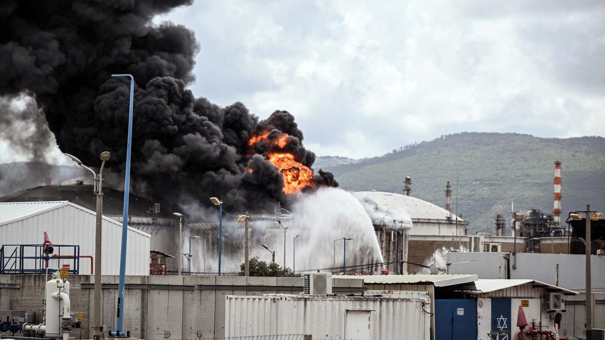 Po vzdušném úderu vypukl v rafinerii u izraelské Haify požár